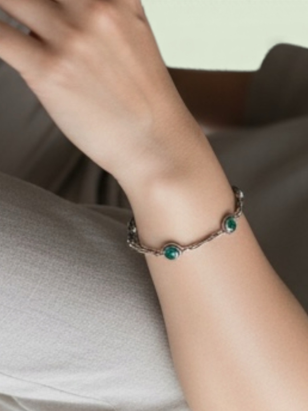 Delicate vintage Bracelet with Emerald Green Rhinestones - Women's Jewelry